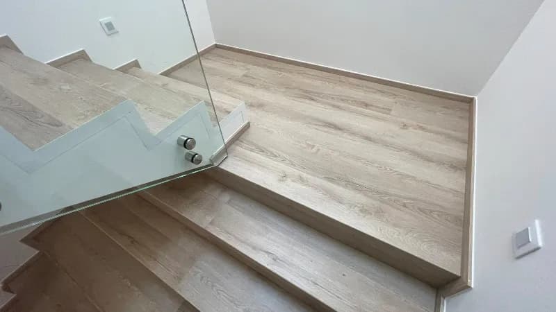 schody i podłoga jeden kolor