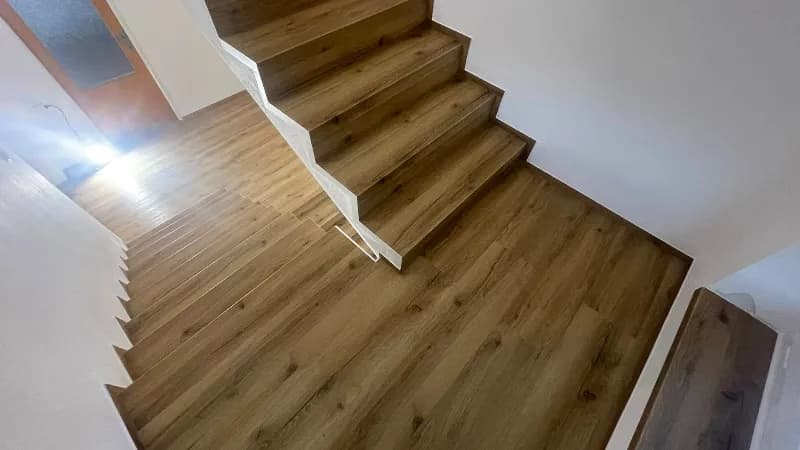 schody i podłoga jeden kolor