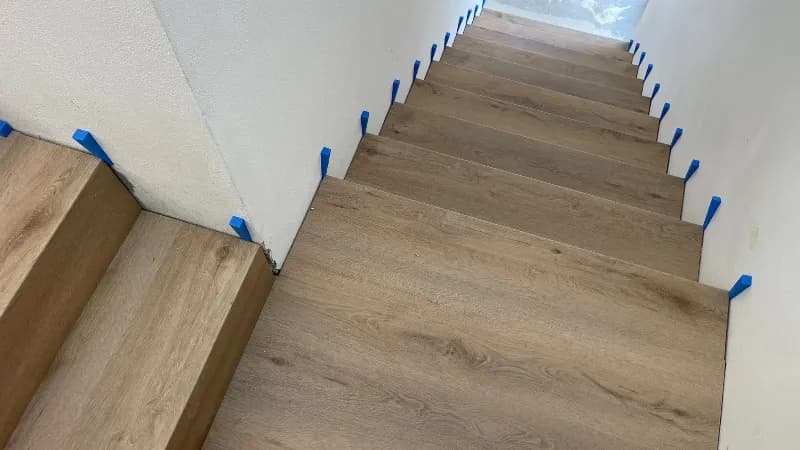 schody i podłoga jeden kolor