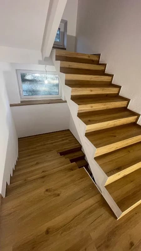 schody i podłoga jeden kolor