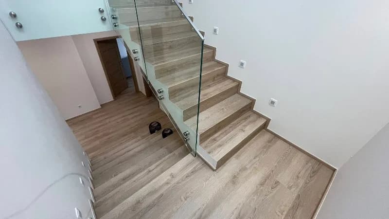 schody i podłoga jeden kolor