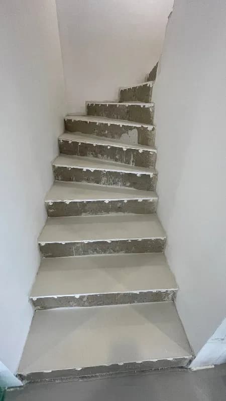 schody i podłoga jeden kolor