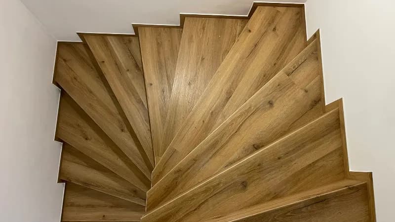 schody i podłoga jeden kolor