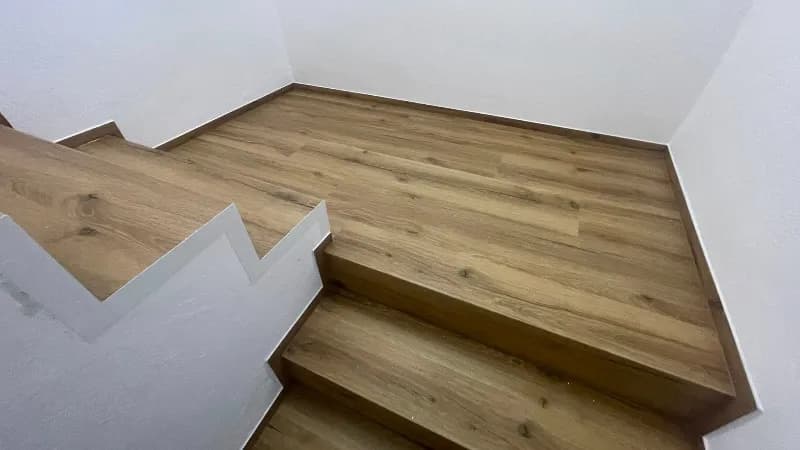 schody i podłoga jeden kolor