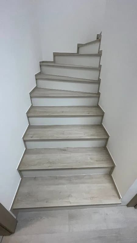 schody i podłoga jeden kolor