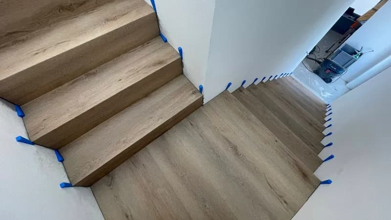 schody i podłoga jeden kolor