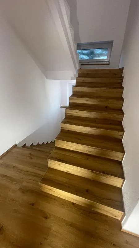 schody i podłoga jeden kolor