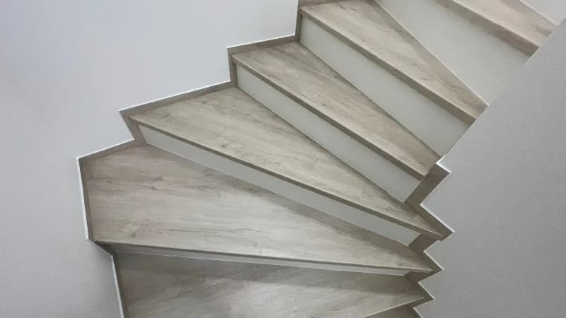 schody i podłoga jeden kolor