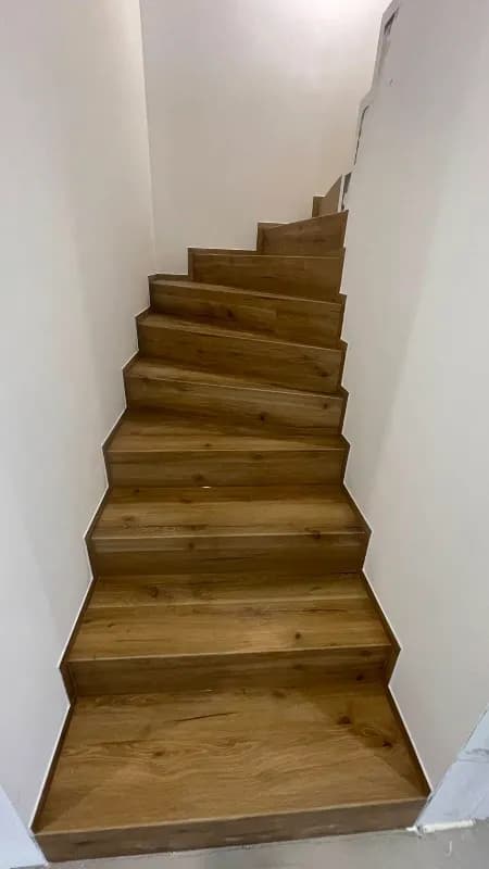 schody i podłoga jeden kolor